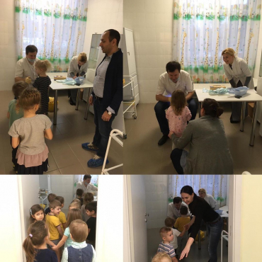 По инициативе членов Общественной палаты Красногорска в детском саду N53 врачи поликлиники имени Л.Ф.Смуровой провели стоматологическое обследование детей