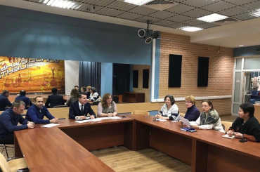 Председатель ОП Красногорска Владимир Тонков и председатель комиссии по благоустройству Ирина Нагорная в рамках подготовки к заседанию в формате круглого стола встретились с представителями инициативной группы жителей Ильинского