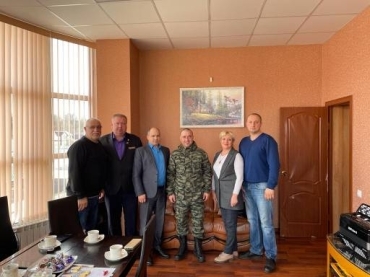 Члены Общественной палаты городского округа Лотошино Александр Сырбов и Наталья Орлова организовали встречу с Алексеем Маглели, призванным в Вооруженные силы в рамках частичной мобилизации и приехавшим в отпуск. 