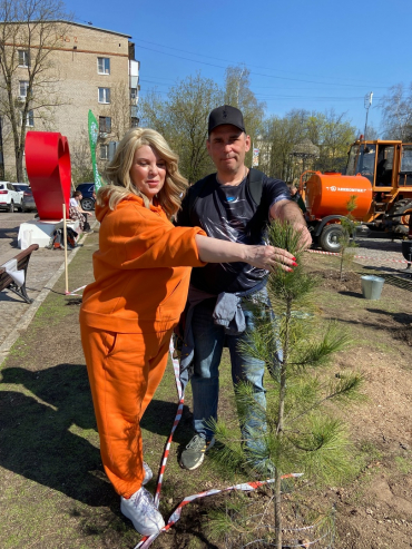 В светлый праздник Пасхи депутат городского Совета депутатов Елена Андреева вместе с жителями округа, членом Общественной палаты МО Ульяной Беловой и членом Общественной палаты Долгопрудного Алексеем Корсаковым высадили деревья в разных районах города