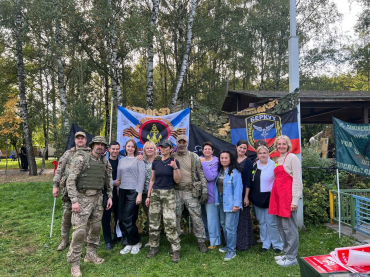 В Центральном парке Победы Ассоциации многодетных семей Долгопрудного провела очень интересное, а главное полезное для поддержки бойцов СВО мероприятие - благотворительную беспроигрышная лотерею. Вся выручка от которой пойдёт на помощь фронту, по заявкам 