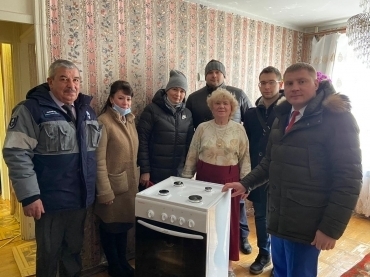 Активисты Общественной палаты Молодёжного помогли установить новую газовую плиту ветерану
