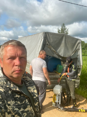 Борьба с борщевиком Сосновского ведётся на территории Дальнепрудного - дачного поселка многодетных семей Долгопрудного, расположенного под Талдомом. И хотя географически это другой округ, но зона ответственности Долгопрудного.
