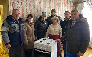 Активисты Общественной палаты Молодёжного помогли установить новую газовую плиту ветерану
