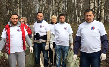 Общественники Лобни приняли участие в городском субботнике