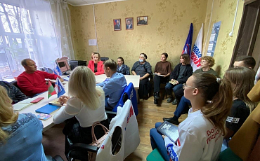 Общественники совместно с активистами Молодой Гвардии приняли участие в акции «Книги Донбассу».