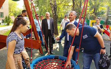 Осмотр результатов комплексного благоустройства дворовой территории 