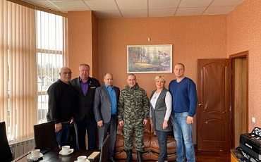 Члены Общественной палаты городского округа Лотошино Александр Сырбов и Наталья Орлова организовали встречу с Алексеем Маглели, призванным в Вооруженные силы в рамках частичной мобилизации и приехавшим в отпуск. 