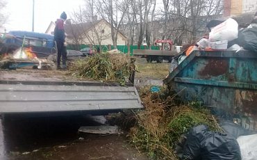 Контейнерную площадку у жилых домов завалили мусором