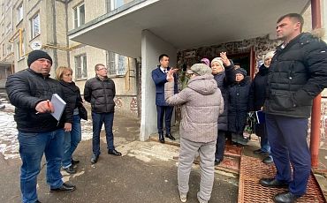 Глава городского округа К.А. Кравцов совместно с руководителем Лыткаринского отделения Ассоциации ПСМКДМО, Председателем Общественной палаты Татьяной Ивановой встретился с жителями дома 18 по ул. Октябрьская 